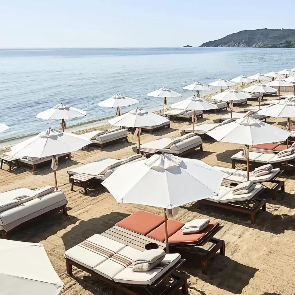 Colaboración de la casa de moda Loro Piana con el club de playa La Reserve Saint-Tropez | Mediolana Expert