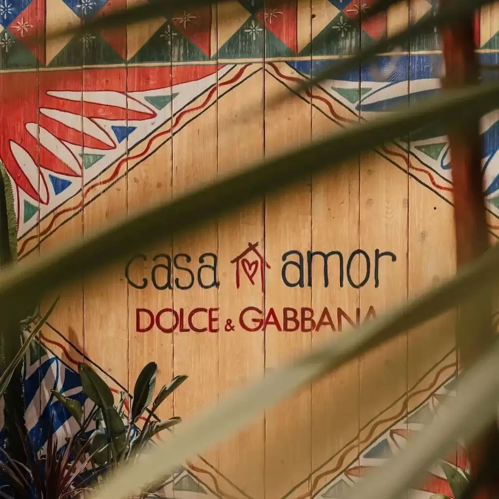 Asociación veraniega de Dolce&Gabbana con el club de playa privado Casa Amor | Mediolana Expert
