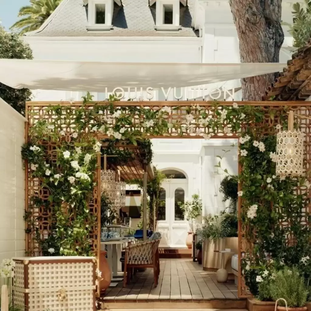 Zona de restaurante en la playa privada del hotel Cheval Blanc Saint-Tropez con interiores de Louis Vuitton | Mediolana Expert