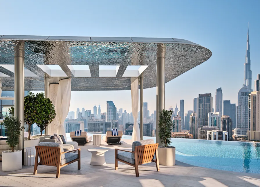 Piscina infinity en la azotea de The Lana Dubai con vista al Burj Khalif | Mediolana Expert, Valencia, España