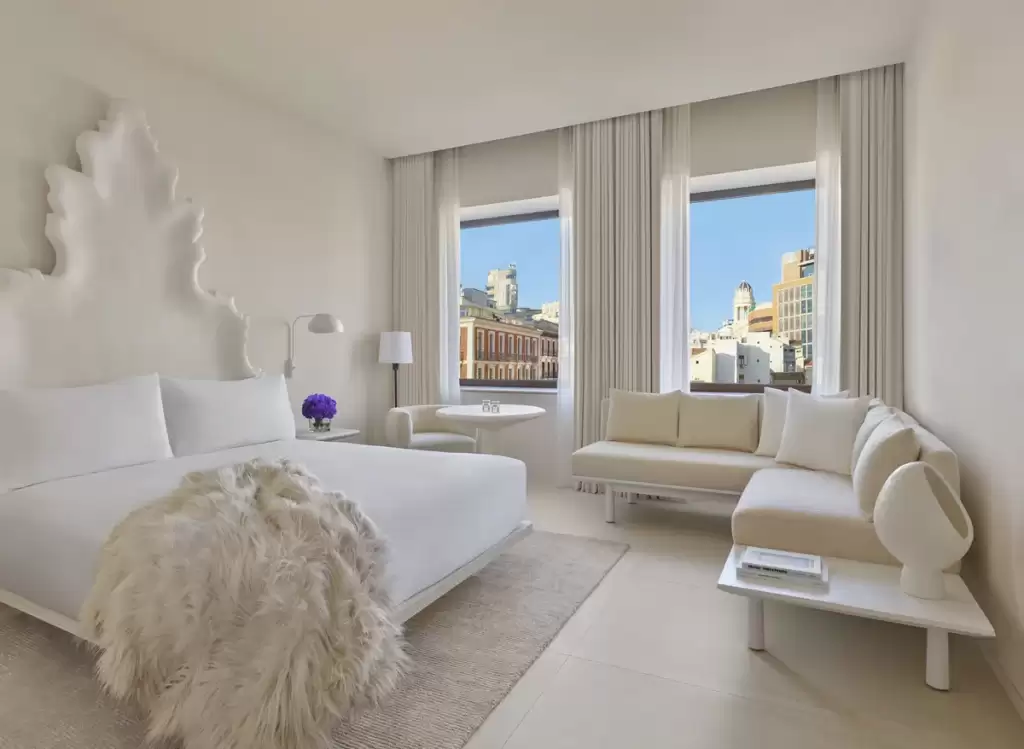 Suite elegante en un hotel histórico de Madrid | Mediolana Expert