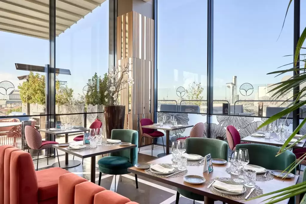 Restaurante de lujo en un hotel de Madrid con terraza panorámica | Mediolana Expert