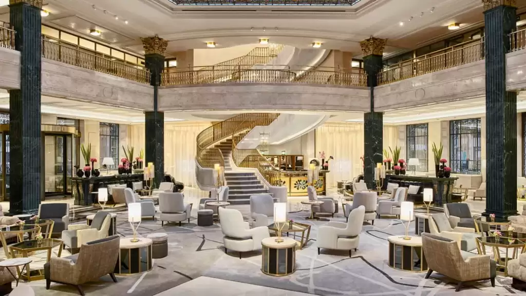 Interior histórico de un hotel en Europa, recomendado por Mediolana Expert