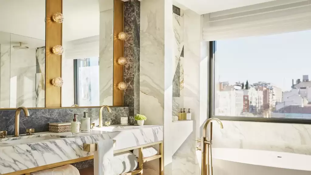 Baño con vistas panorámicas a Madrid