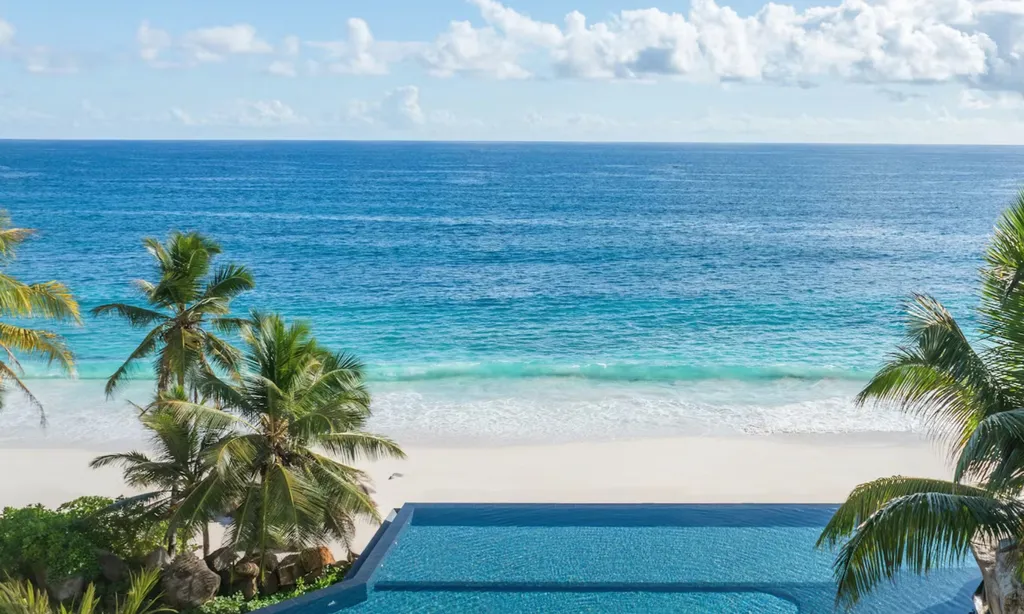 Инфинити бассейн на пляже курорта Cheval Blanc Seychelles. Cheval Blanc Seychelles: Роскошный отдых на Сейшельских островах