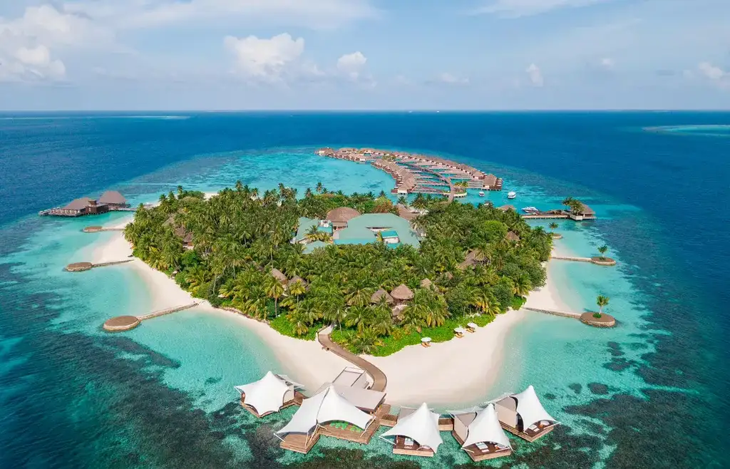 Se inaugura el renovado W Maldives: una nueva experiencia de viaje en las Maldivas para 2025