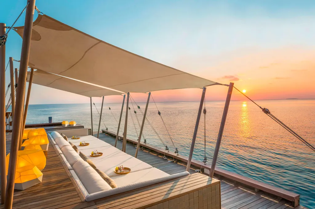 Bar SIP con vista al atardecer en W Maldives
