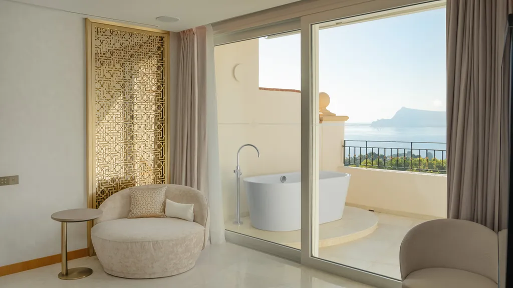 Suite de lujo con terraza al aire libre y bañera con vistas al mar 
