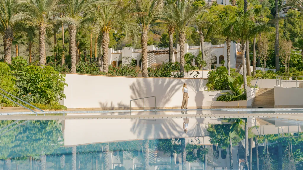Piscina al aire libre y la belleza natural de los jardines de ZEM Wellness Clinic Altea