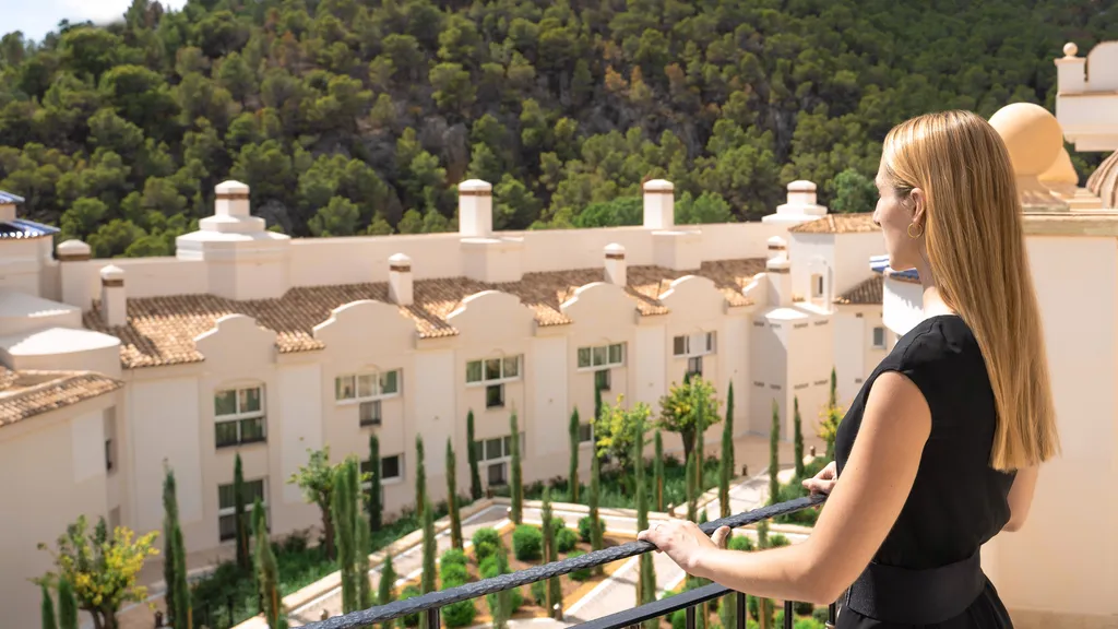 Jardines naturales y tranquilidad en ZEM Wellness Clinic en Altea Hills