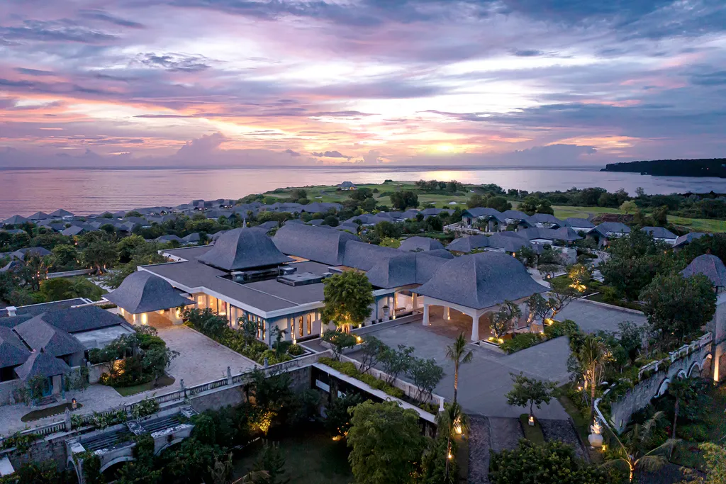 Puesta de sol en la playa Dreamland y vista del hotel Jumeirah Bali 5*