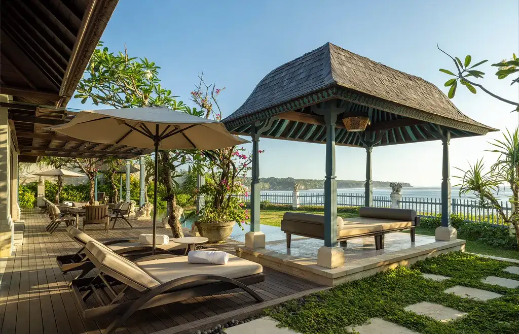 Jumeirah Bali 5 — un resort en la costa de Bali*