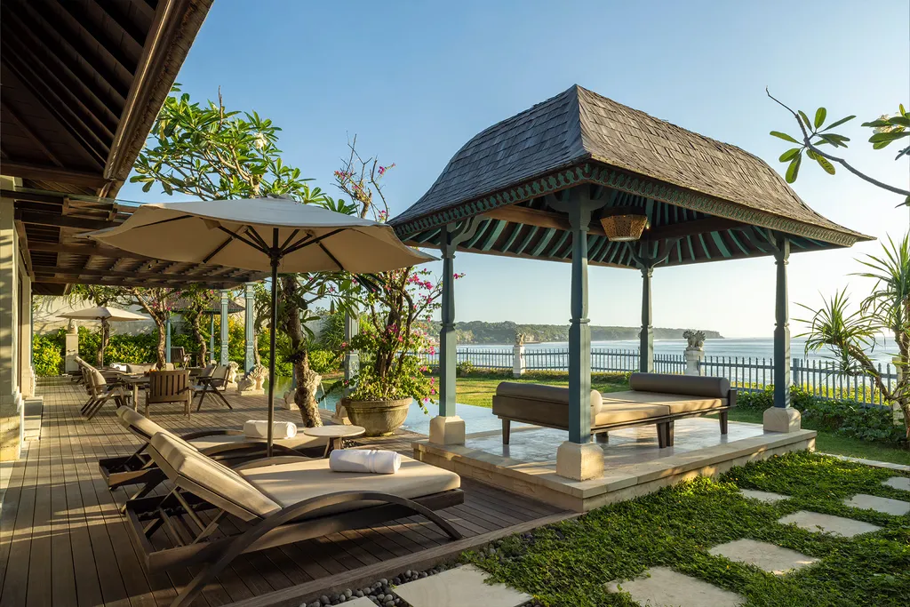 Jumeirah Bali 5 — un resort en la costa de Bali*
