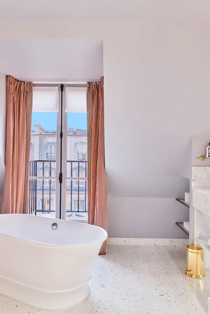 Ванная комната в Maison Barrière Vendôme, Париж
