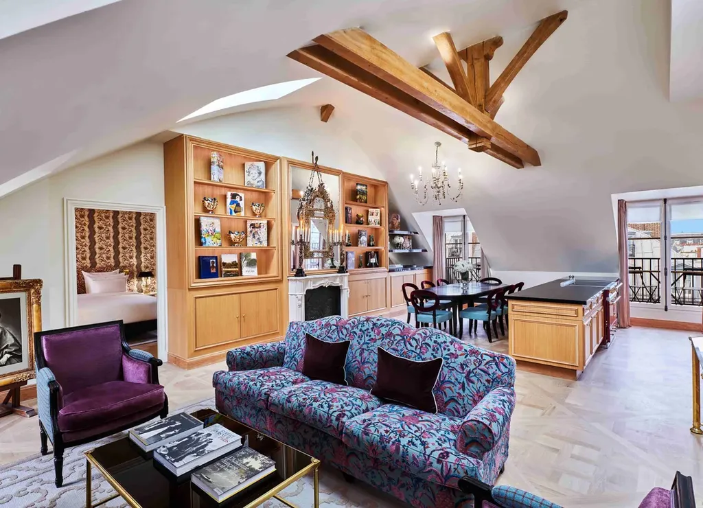 Вид на интерьер номера в Maison Barrière Vendôme