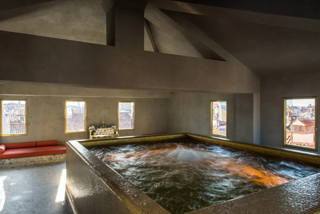Zona de spa con piscina y hammam en el Nolinski Venezia | Mediolana Expert