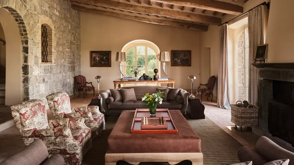 Sala con chimenea en la villa del hotel Rosewood Castiglion del Bosco | Mediolana Expert