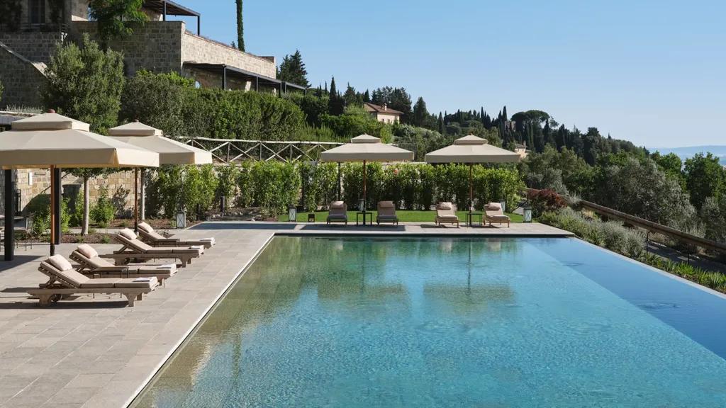 Piscina con vistas a la Toscana en Rosewood Castiglion del Bosco | Mediolana Expert
