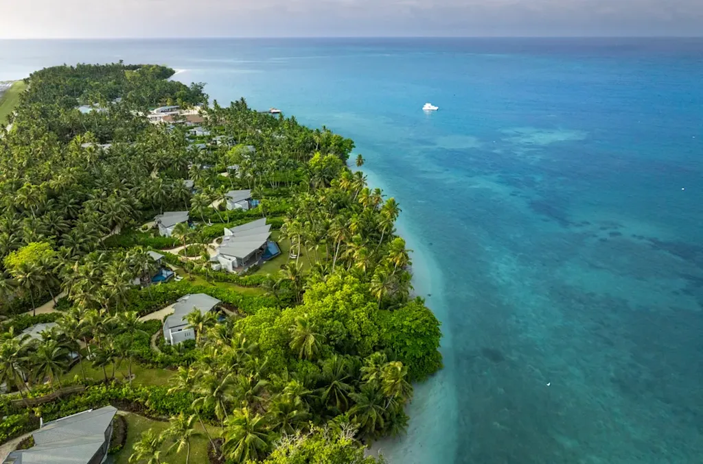 Вид с высоты на курорт Waldorf Astoria Seychelles | Туристическая компания Mediolana Expert