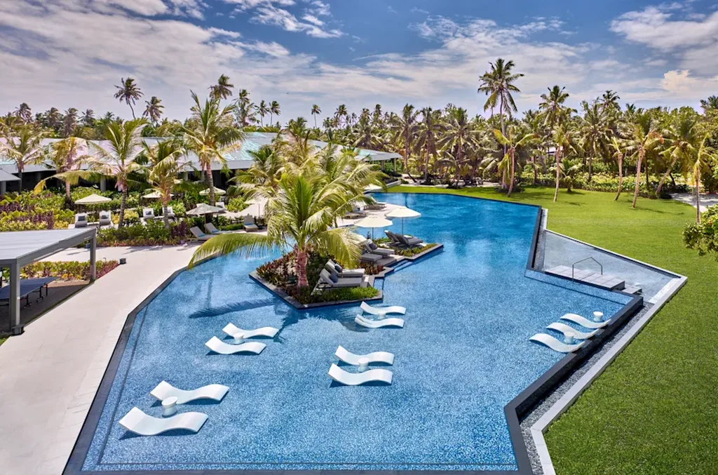 Главный бассейн отеля Waldorf Astoria Seychelles Platte Island | Туристическая компания Mediolana Expert